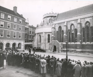 Royal Car outside the Temple Church with a crowd watching, 1958
